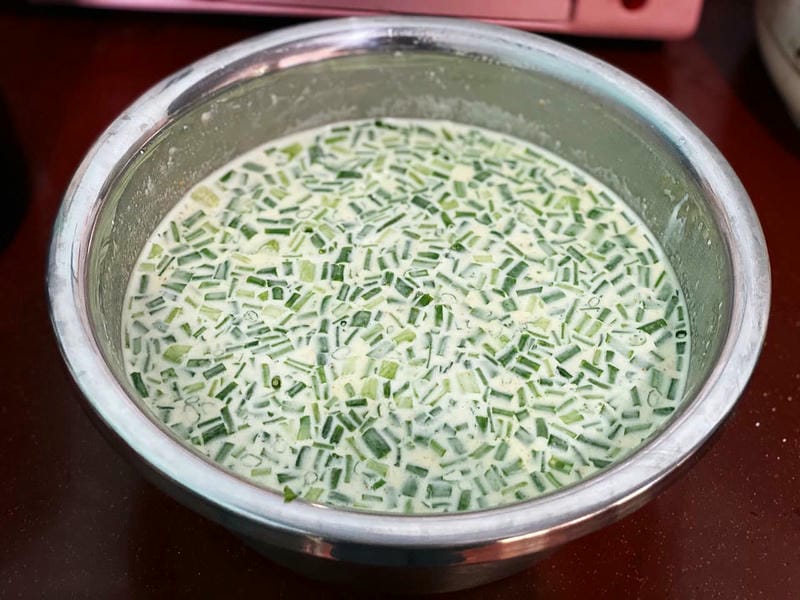 Bước 1 Pha bột bánh xèo