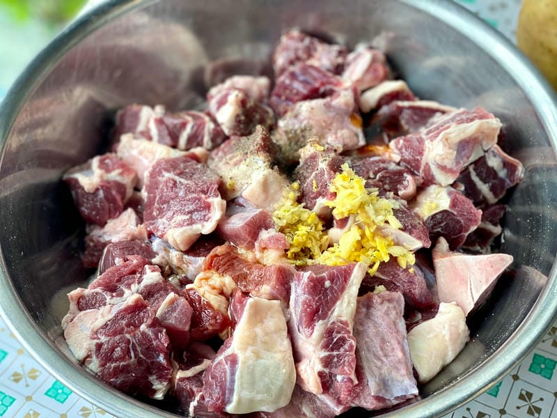Bước 2: Ướp thịt bò