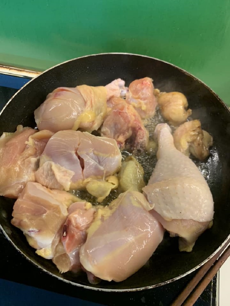 Bước 2: Xào gà