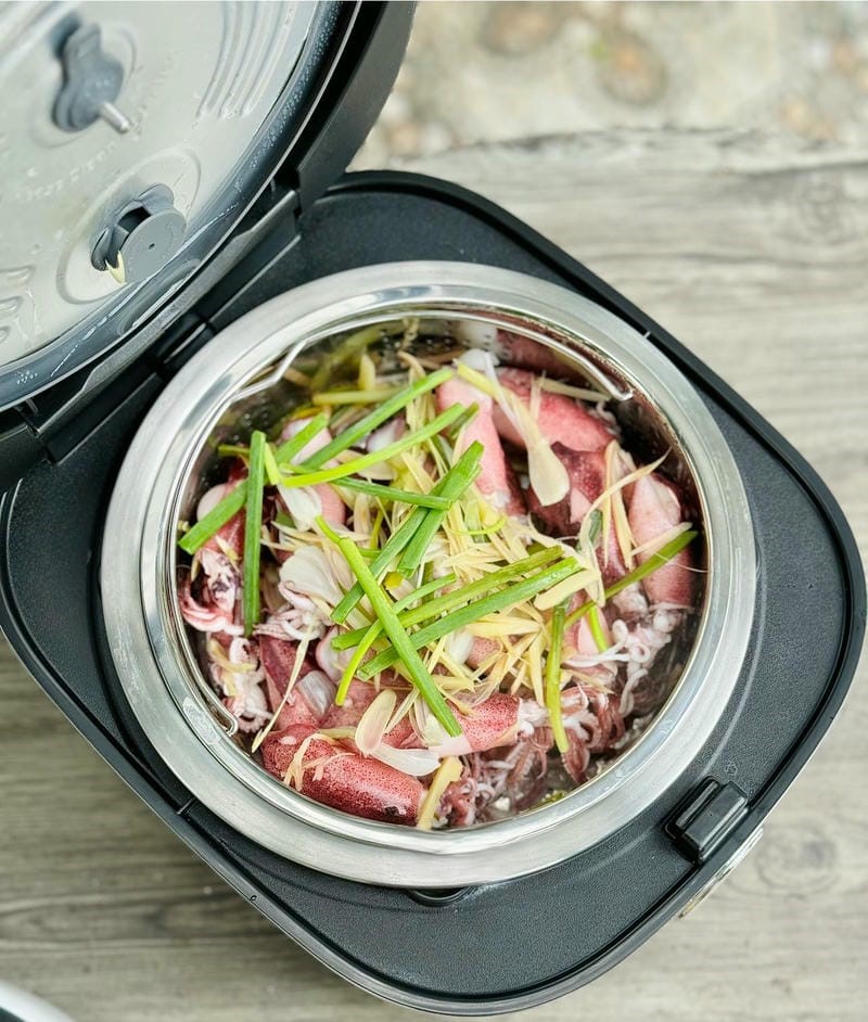 Bước 3: Hấp mực trứng với gừng