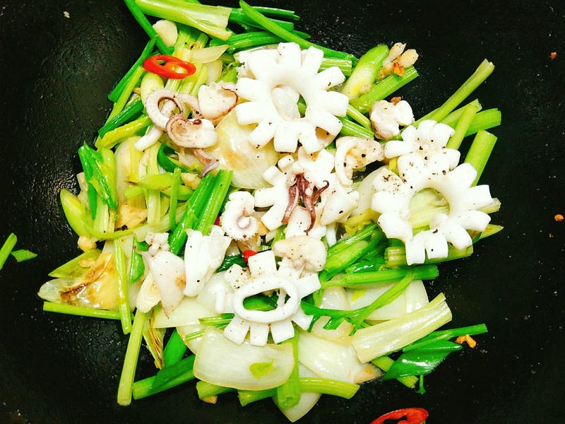 Cách làm mực xào cần tây giòn ngon, không tanh