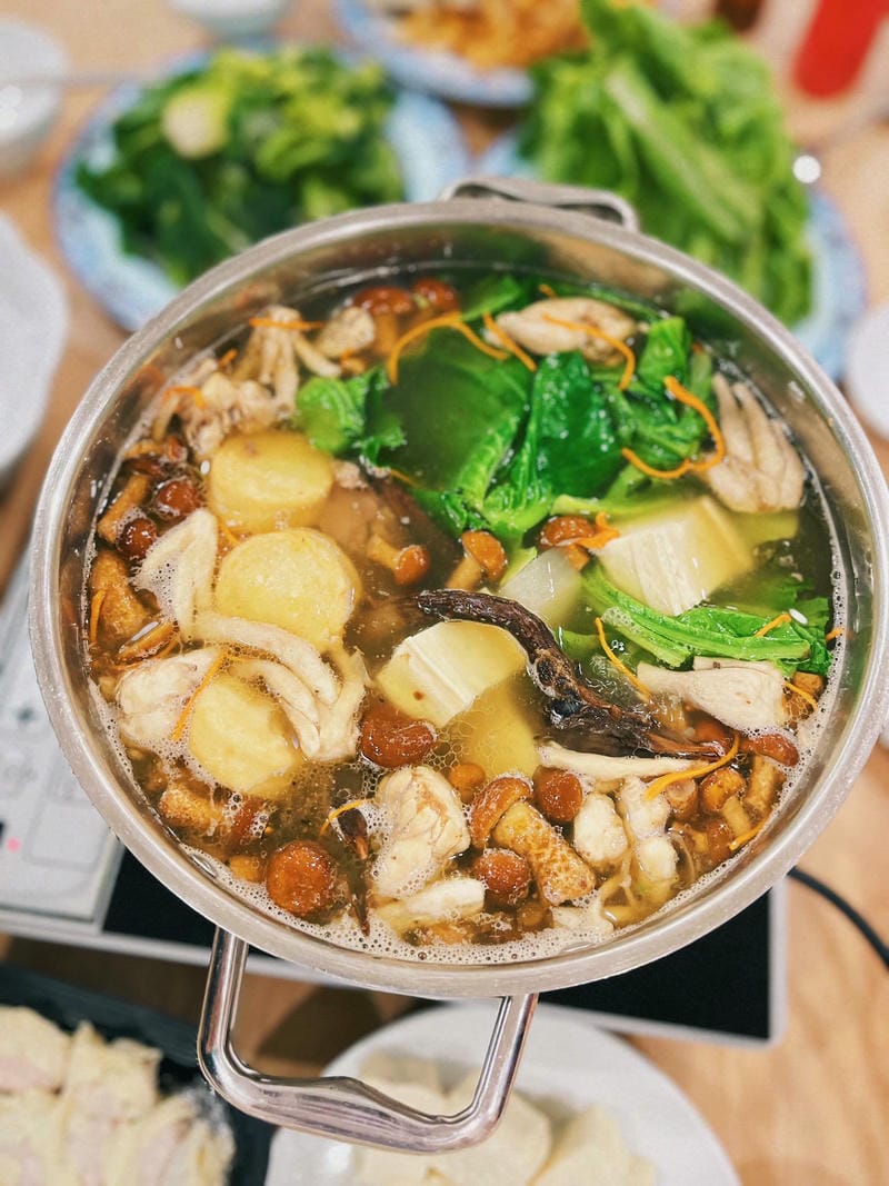 Lẩu nấm chay là gì?