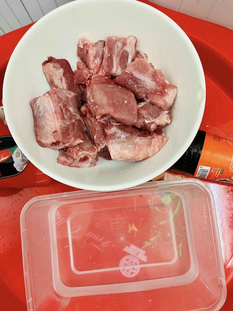 Nguyên liệu chuẩn bị cho món sườn rim nước dừa