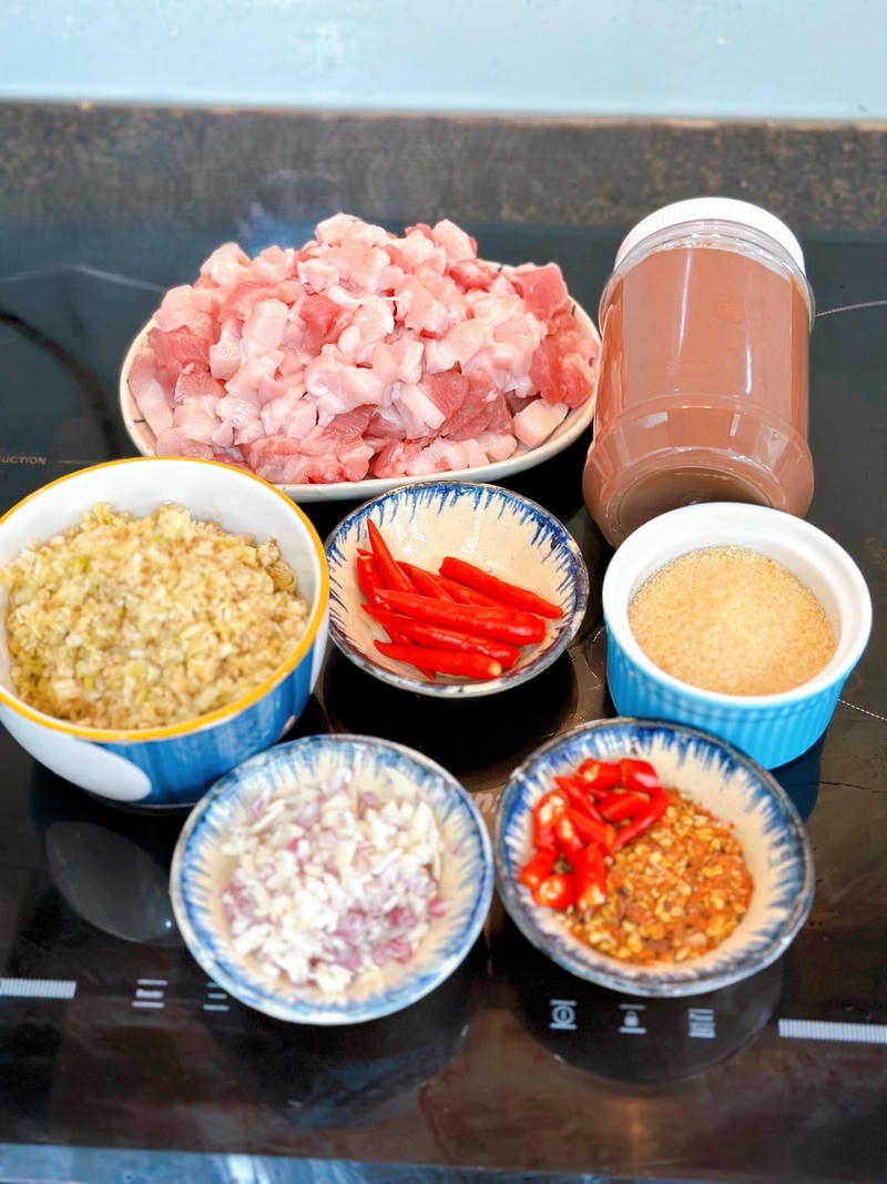 Nguyên liệu chuẩn bị cho món thịt kho mắm ruốc