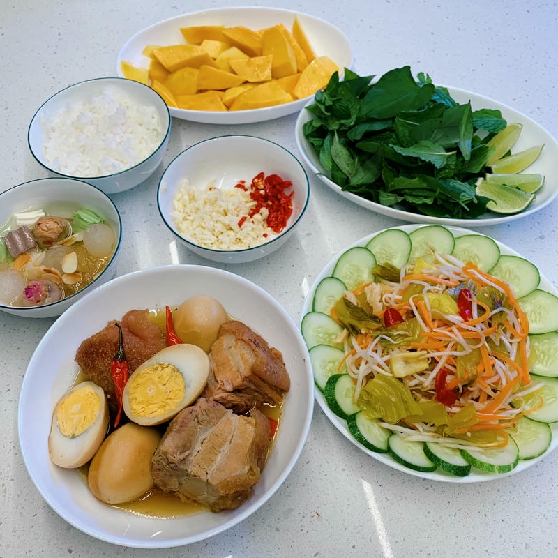 Thịt kho trứng là gì